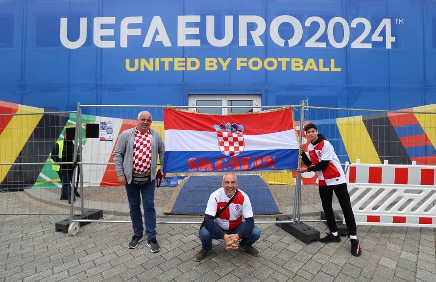 Berlin: Pored Fan zone blizu Brandenburških vrata počeli su se okupljati hrvatski navijači