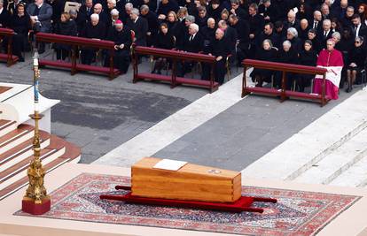 Posljednje zbogom: Tisuće ljudi stiglo na ispraćaj Benedikta XVI.