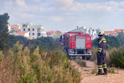 Zadar: U gradskom naselju Diklo izbio je veliki požar