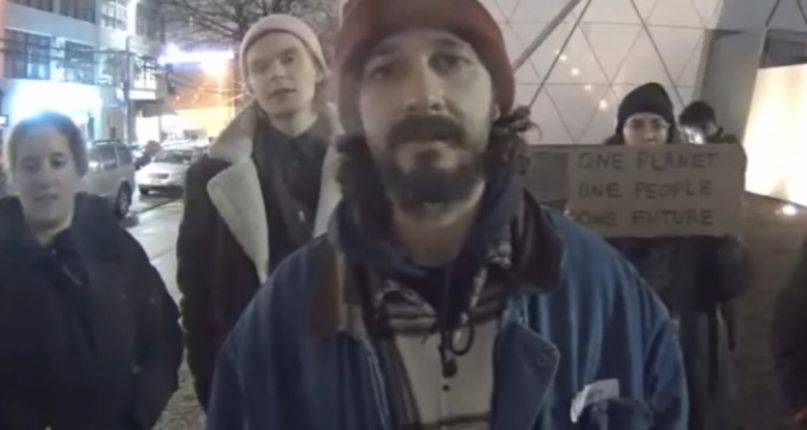 Shia LaBeouf nakon uhićenja opet prosvjeduje protiv Trumpa