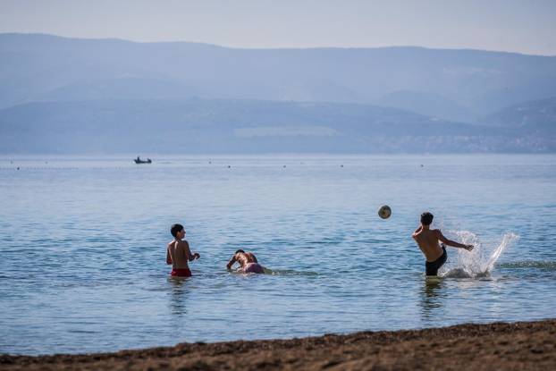 Omiš: Ljetni ugođaj na gradskoj plaži