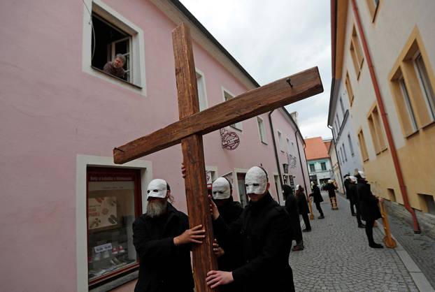 People wearing masks carry a cross as they march through the streets during Easter celebrations in Trebon, Czech Republic, April 15, 2022. REUTERS/David W Cerny Photo: DAVID W CERNY/REUTERS