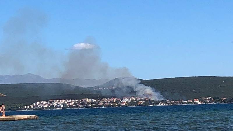 FOTO Izbio je požar u Sv. Filipu i Jakovu: Vatrogasci su na terenu