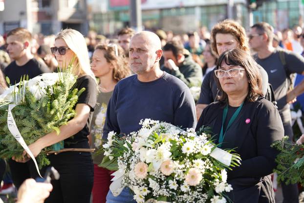 Novi Sad utihnuo na 16 minuta za sve poginule u nesreći u padu nadstrešnice