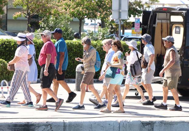 Turisti sa kruzera Viking sea razgledavaju Šibenik