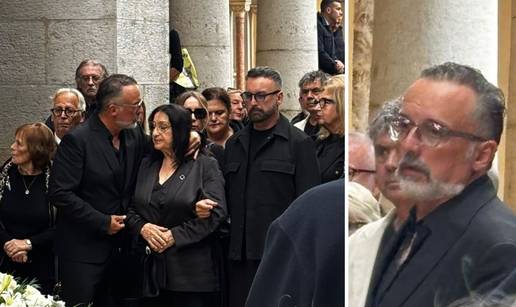 Slomljeni Tony Cetinski oprostio se od oca Mirka. Stotine ljudi do&scaron;lo je na pogreb u Rovinj