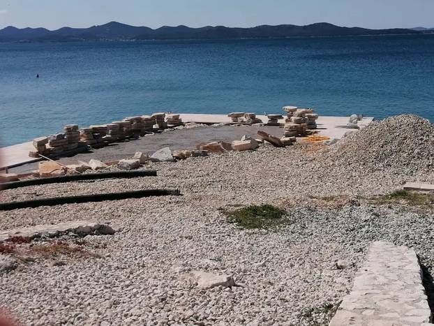Biseri bespravne gradnje diljem Hrvatske: Ilegalno su betonirali plaže, stube, bazene, grobove...