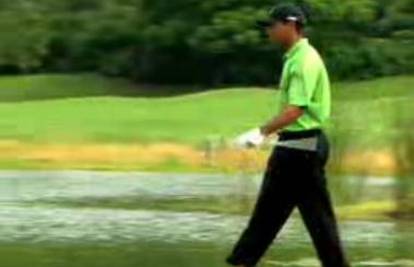 "Svemogući" Tiger Woods hoda po vodi kao na igrici