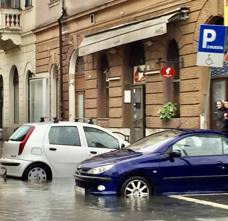 Rijeka u poplavi, ljudi do posla putuju daskom za surfanje