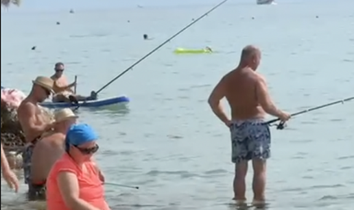 VIDEO Plaža u Makarskoj krcata kupačima, djeca se brčkaju, a njih trojica pecaju: 'Što je ovo?'