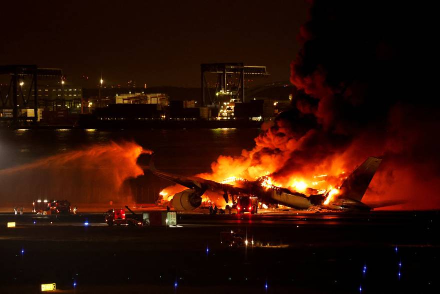 Zrakoplov Japan Airlinesa u plamenu u Tokiju