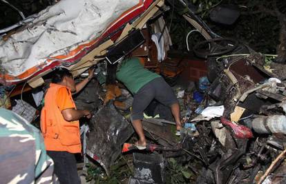 Filipini: Autobus se zabio u stablo, poginulo 12 ljudi 