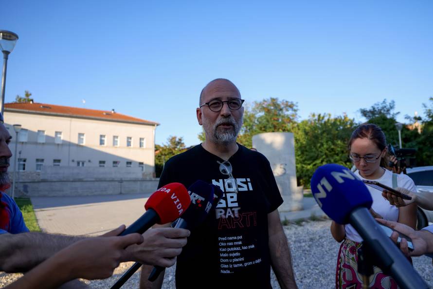 Benkovac: Organizatori benkovačkog festivala "Nosi se" koji je odgođen nakon prosvjeda branitelja održali mirni prosvjed