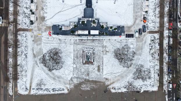 Pogled iz zraka na centar Zagreba prekriven snijegom