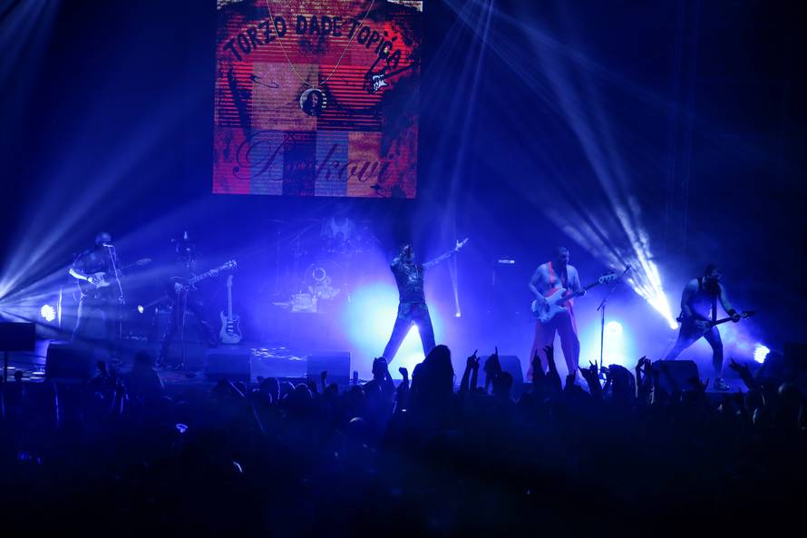 Brkovi razvalili Halu sportova! Dado Topić pokazao torzo