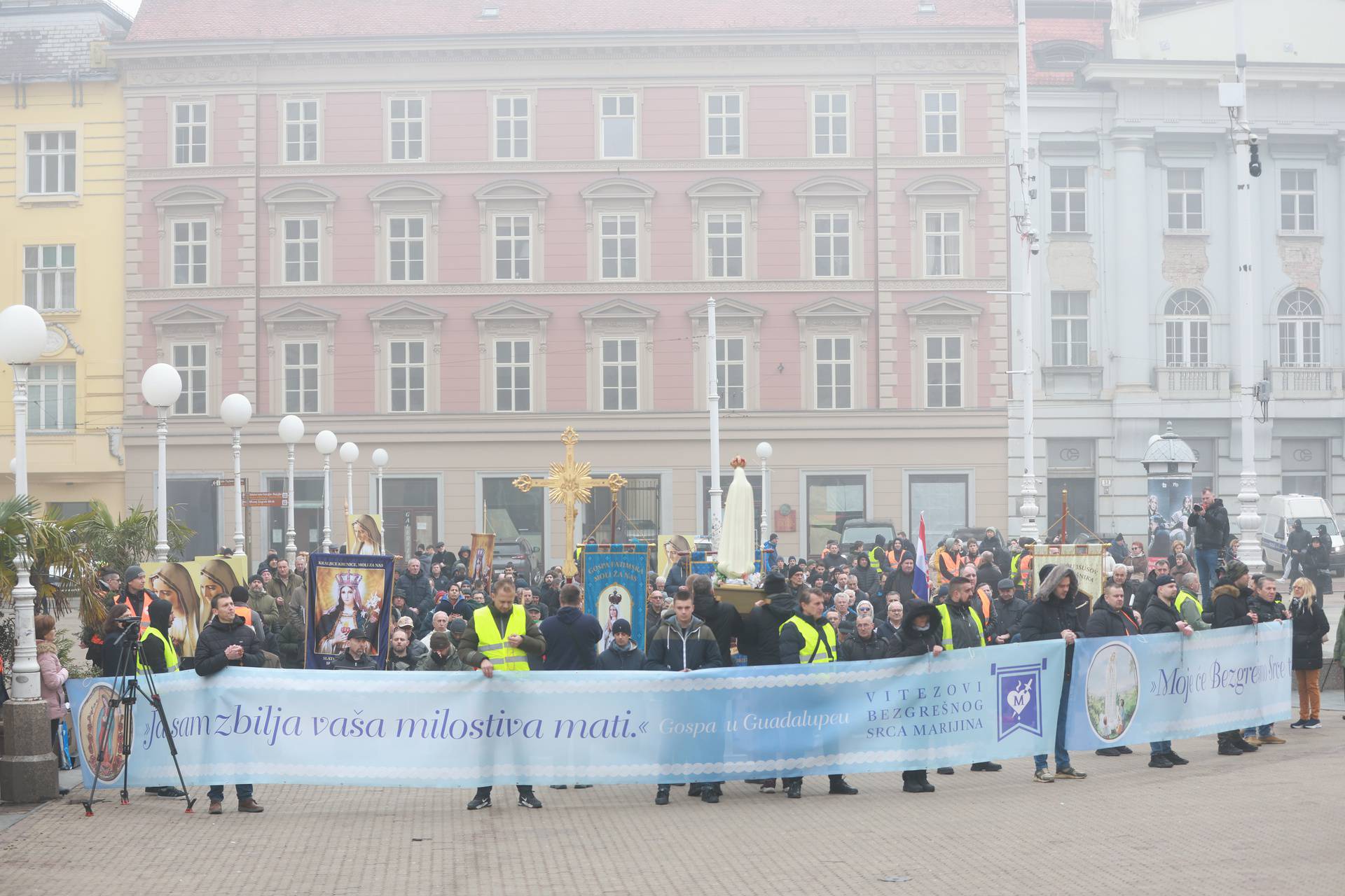 Molitelji od ranih jutarnjih sati kleče na Trgu bana Josipa Jelačića, dočekao ih je kontraprosvjed