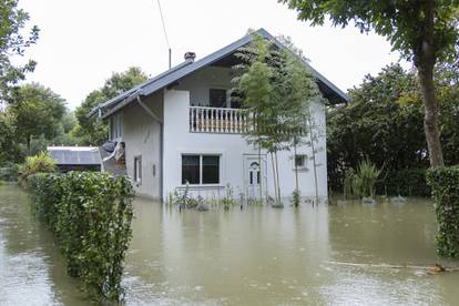 FOTO Vrhunac vodenog vala je stigao u Batinu: Ljudi se voze u čamcima, kuće su poplavljene