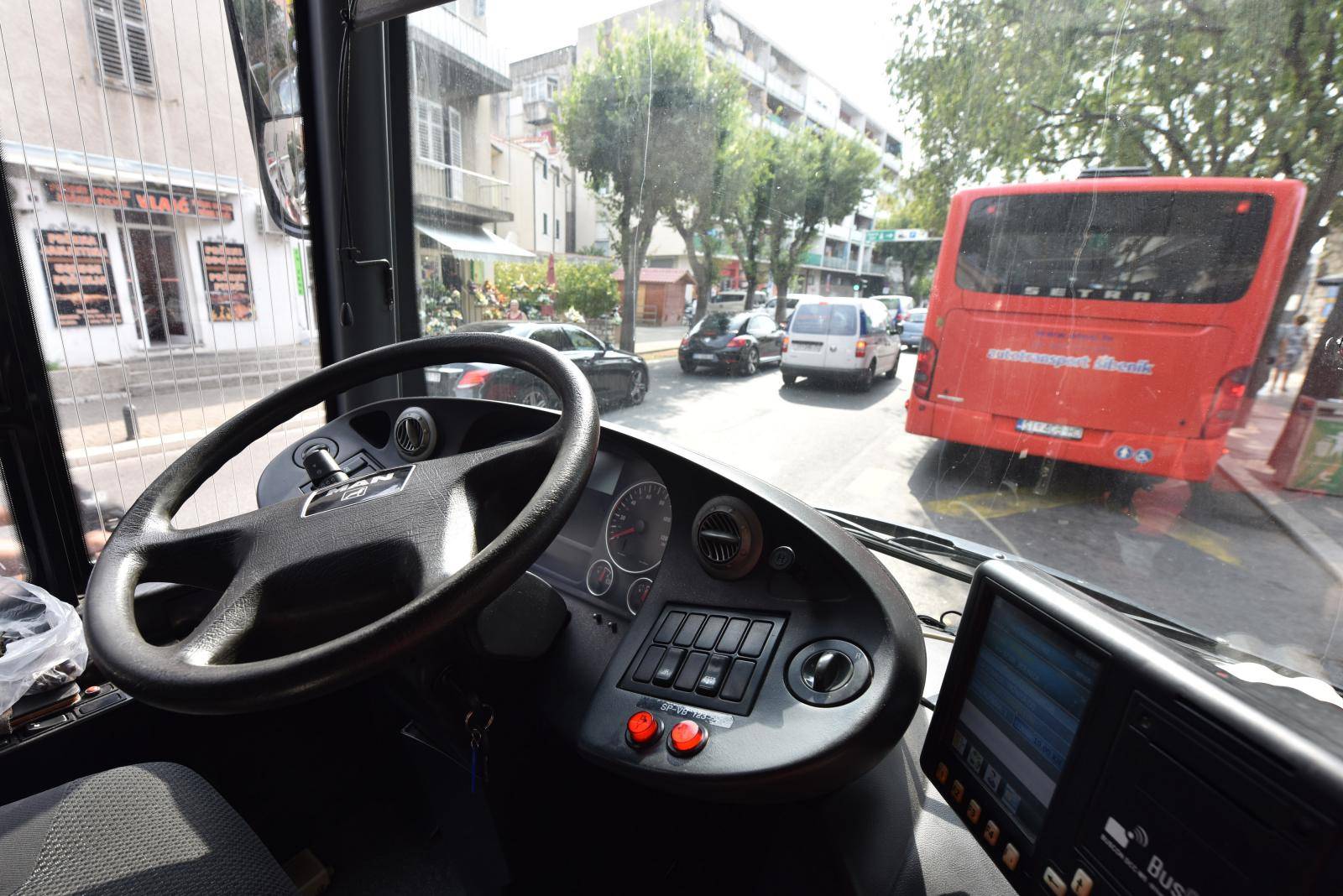 Å ibenik: VozaÄi Autotransporta Å ibenik prikljuÄili su se Å¡trajku upozorenja i zaustavili promet na 10 minuta