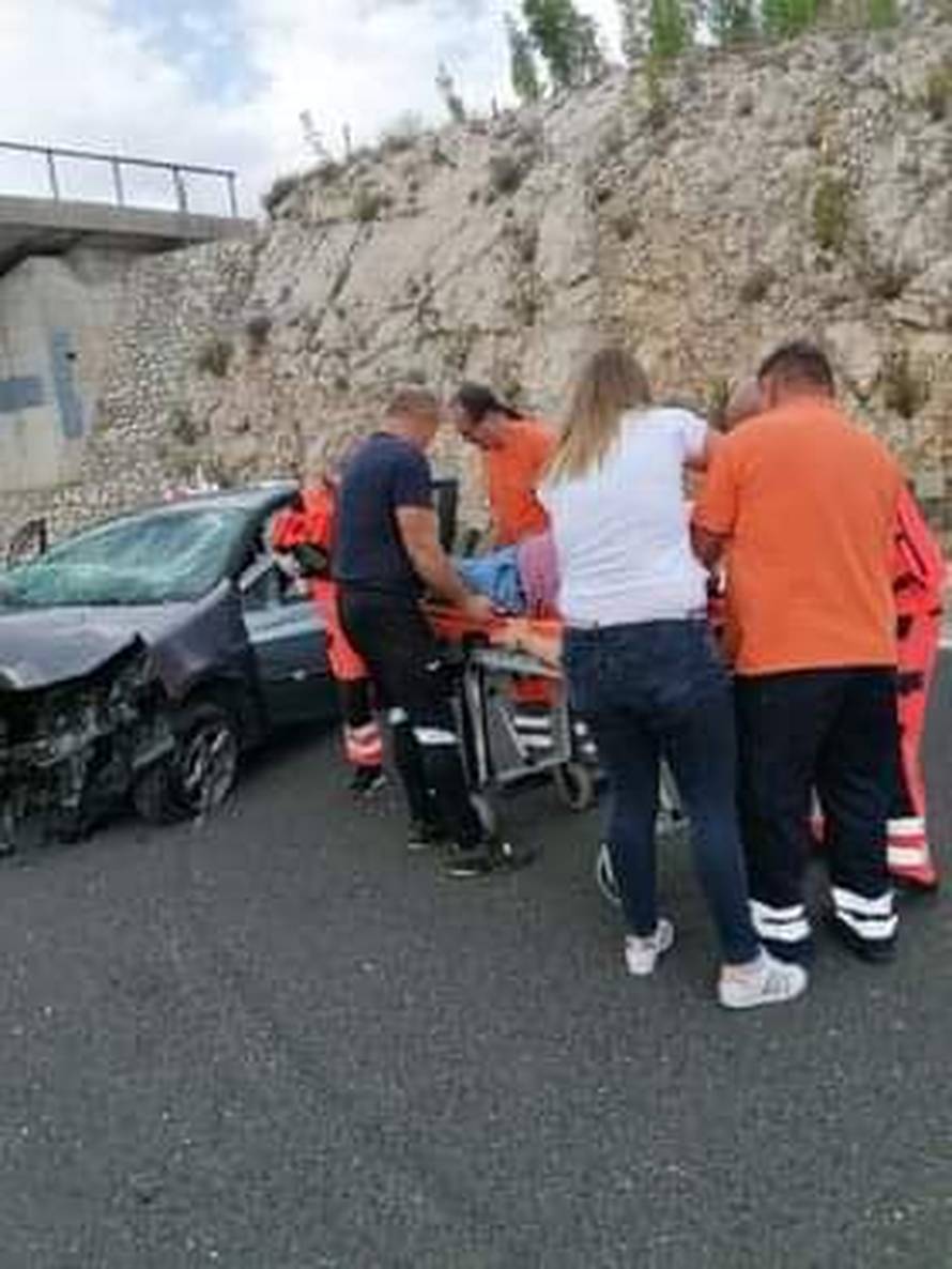 Autom izletio  s autoceste blizu Masleničkog mosta i ozlijedio se