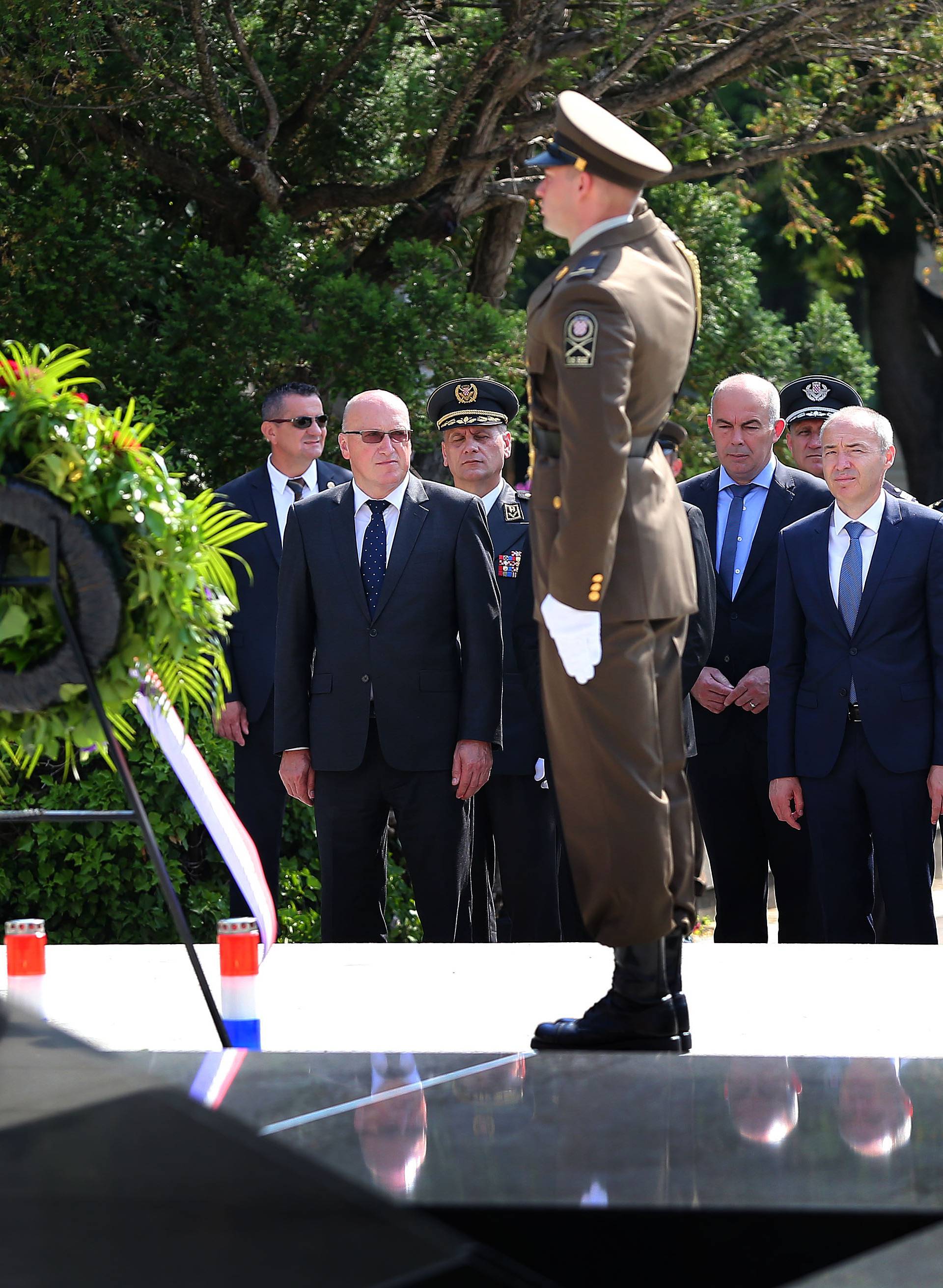 Na Mirogoju položili vijence na grobove Tuđmana, Stipetića...