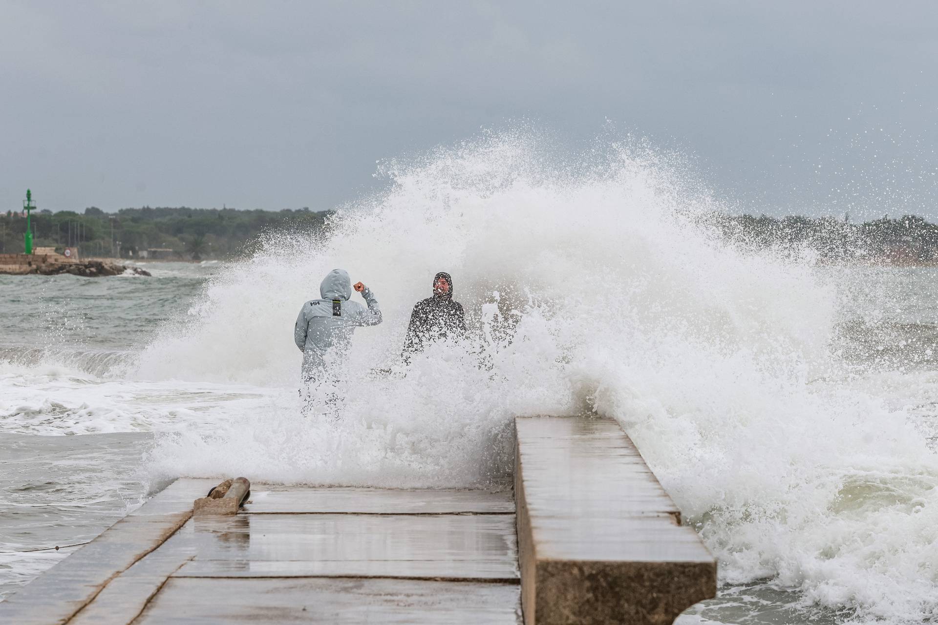 Umag: Jako jugo i kiša nekima su izvor zabave i dobre fotografije