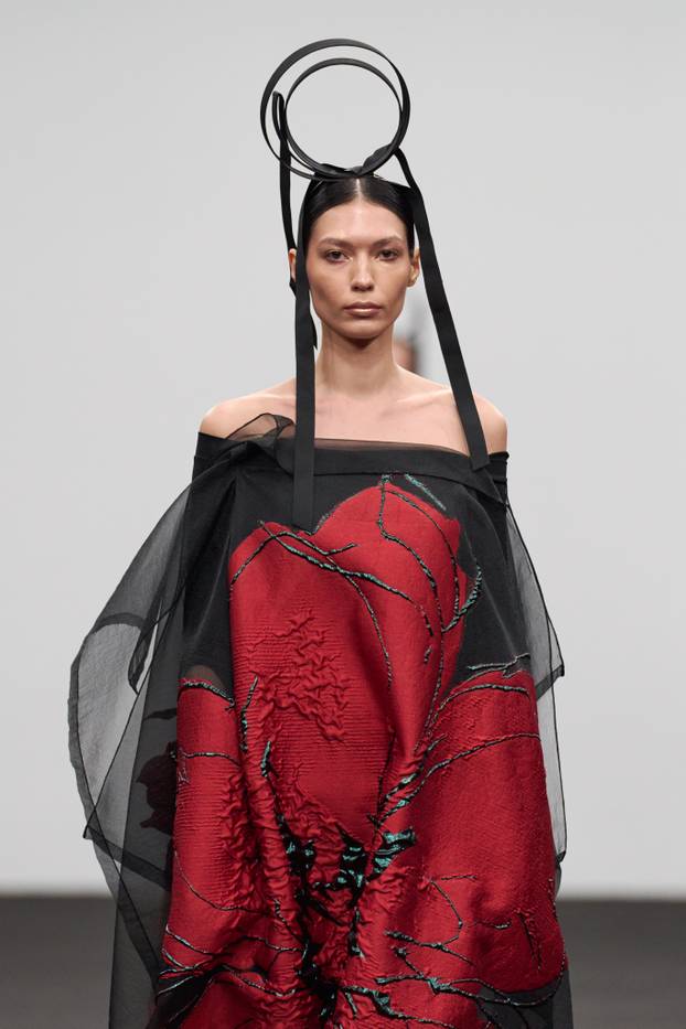 Divne kreacije: Pogledajte reviju Ksenije Vrbanić u Dubaiju