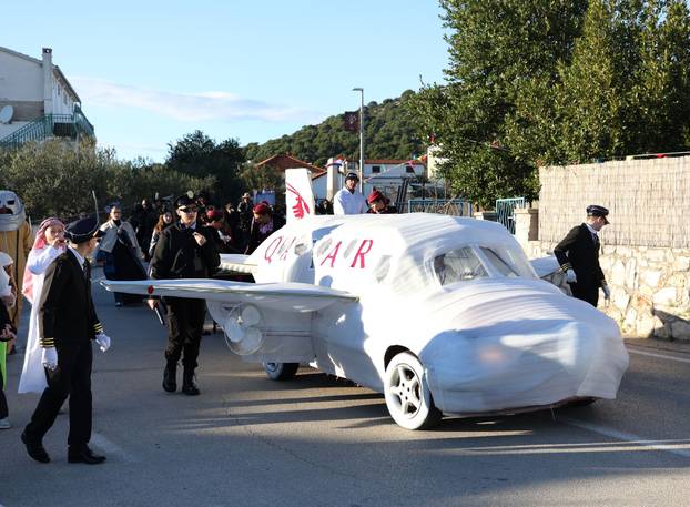 Jezera: Maškarana povorka prodefilirala je Jezerima