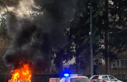U Sisku se automobil zapalio u vožnji: Vozač izašao na vrijeme