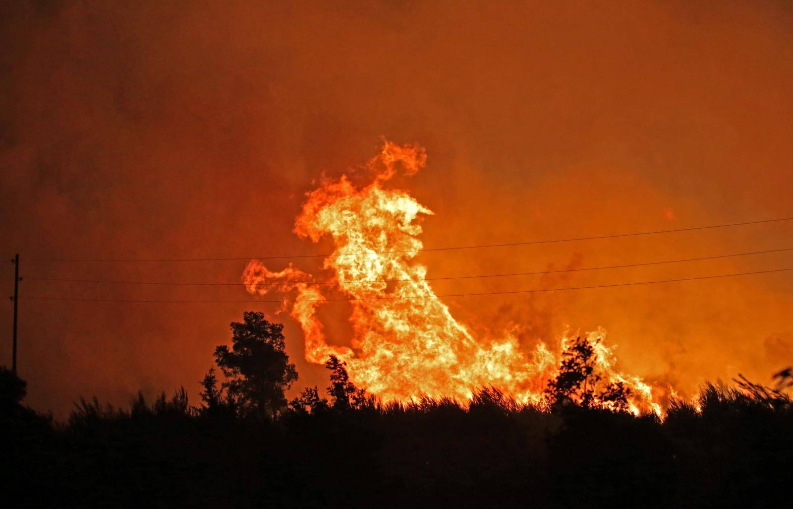 Besana noć pred vatrogascima: Počeli su evakuirati stanovnike