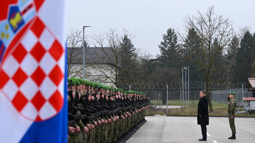 VIDEO Milanović je posjetio vrh HRZ-a, obišao i borbene Rafale