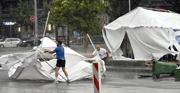 Šatorsko naselje ispred Narodne skupštine Republike Srbije nije izdržalo nevrijeme koje je pogodilo Beograd
