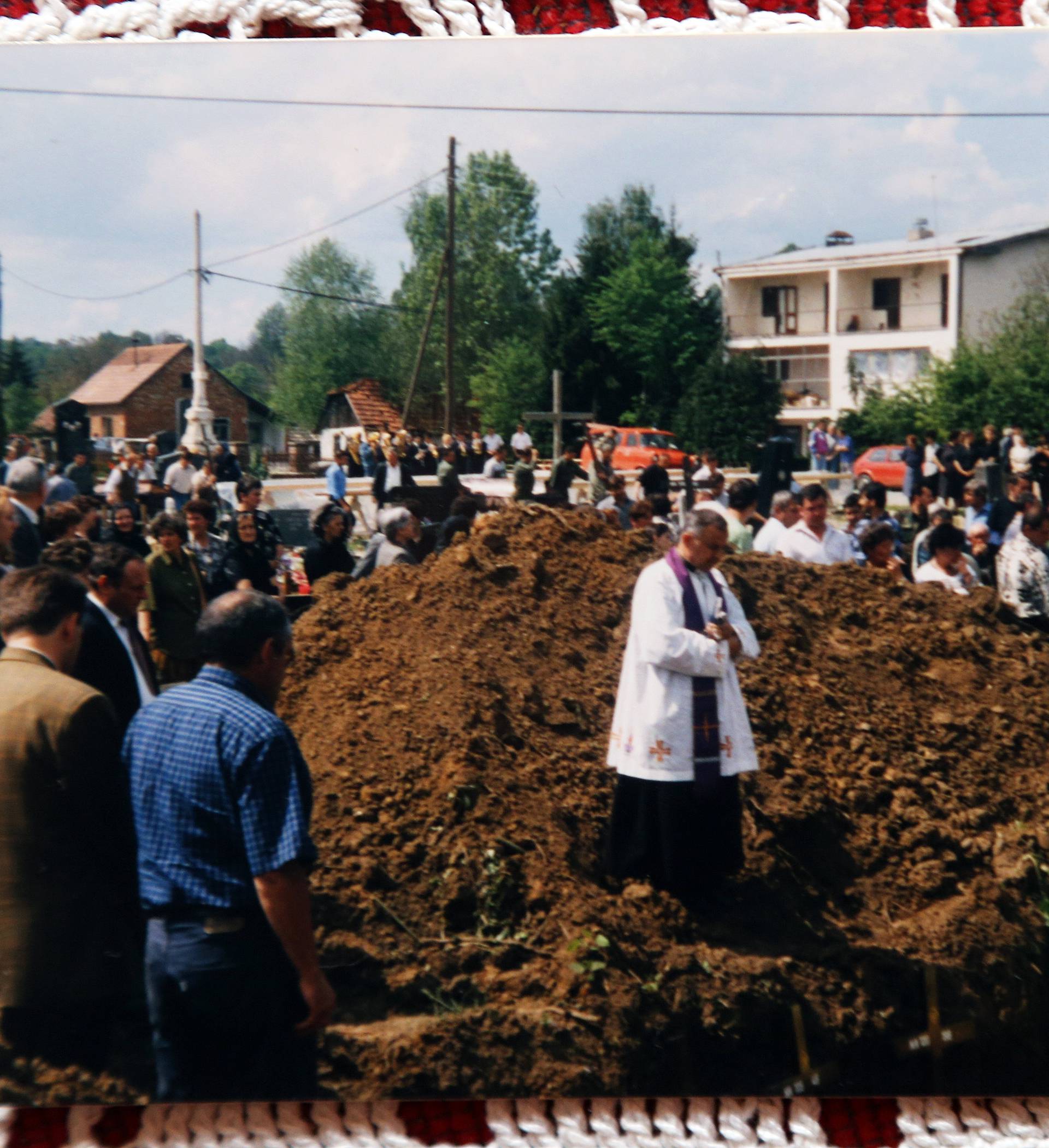 Mučki su ih poubijali, a kad se dolinom Une počeo širiti smrad, bagerom su ih zgurali u jame