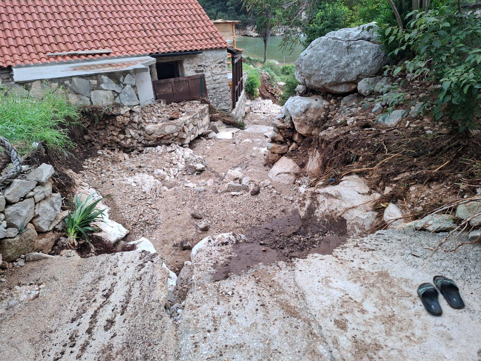 Nevrijeme progutalo mjesto na Korčuli: 'Šteta je oko 150 tisuća eura. Nadamo se pomoći...'