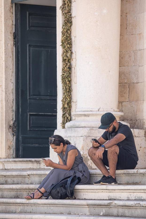 Turisti u obilasku stare jezgre Dubrovnika