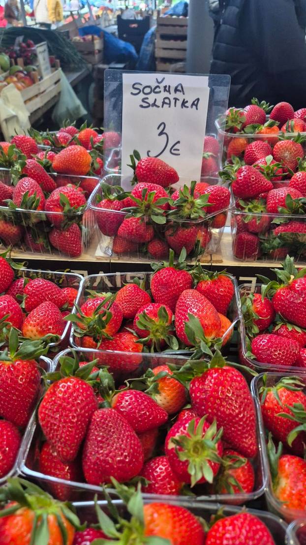 FOTO Pogledajte ponudu tržnice u Osijeku: Kila odojka 4,19 €. A 30 jaja je 6 €. Evo što se isplati