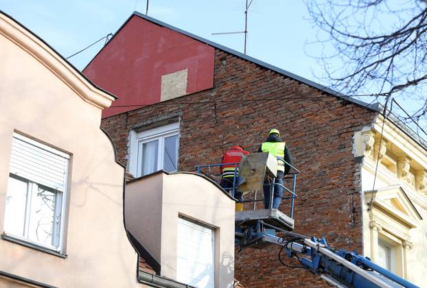 Gradonačelnik Bandić sudjeluje u sanaciji zabatnog zida oštećenog u potresu