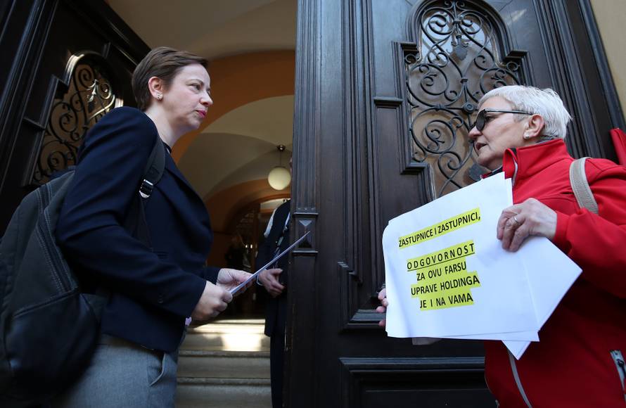 Gradske zastupnike rano jutros dočekali prosvjednici: 'Bez administracije nema operacije'