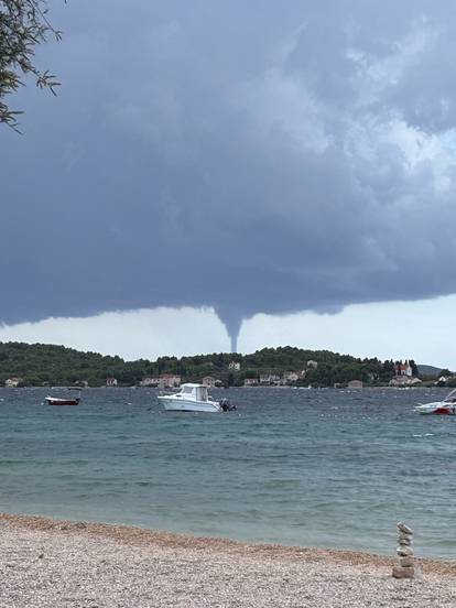 FOTO Kad Boris ugasi svjetlo:  Ovo je Zadar u podne. Čini se kao da je večer. Turisti u šoku