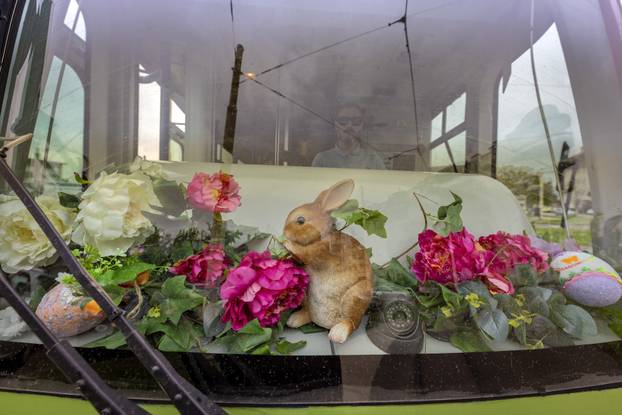 Tramvaj ukrašen Uskrsnim dekoracijama vozi po Osječkim ulicama 