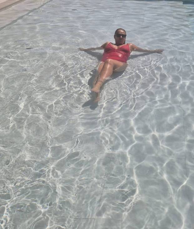 FOTO Ksenija iz 'Ljubav je na selu' nakon prekida otišla na more, pozirala je i u badiću