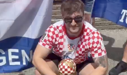 VIDEO Hrvatski navija&ccaron;i &ccaron;ekaju 'vatrene' u Torontu. Stotinjak navija&ccaron;a stiglo na misu