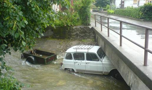 Auto i prikolicu parkirao u kanal pa ih odnijela bujica