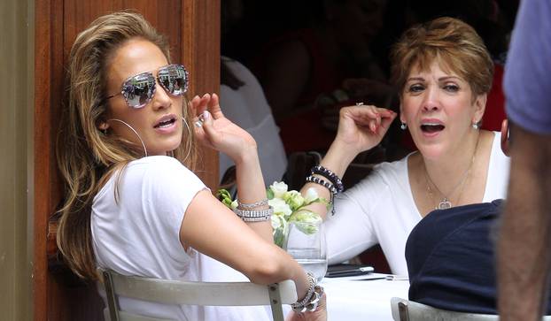 New York: Dobro raspoložena Jennifer Lopez otišla na ru?ak s majkom