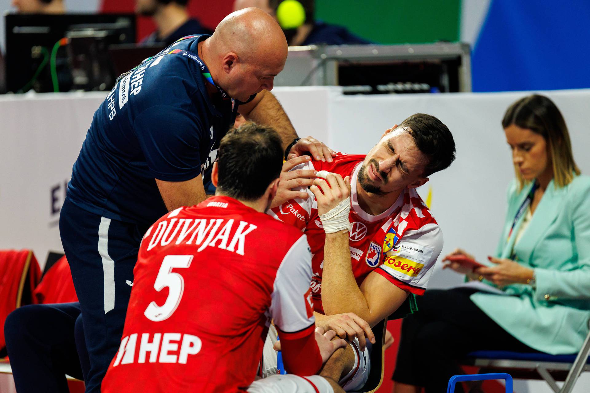 MEN’S EHF EURO 2024: Kroatien - Österreich,, 14.01.2024, Mannheim Ivan Martinovic 51, Kroatien (CRO), verletzt sich an d