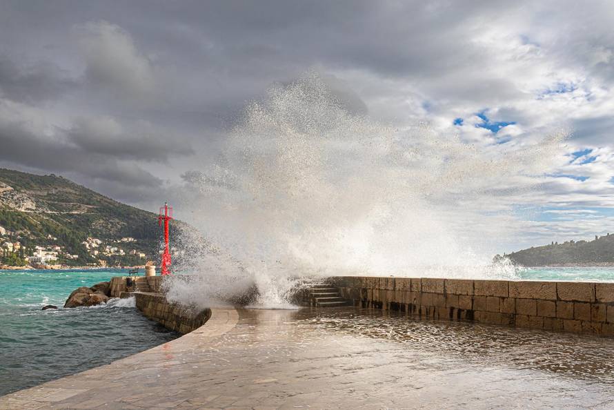 Dubrovnik: Potraga za tijelom muškarca kojeg su povukli valovi je obustavljena