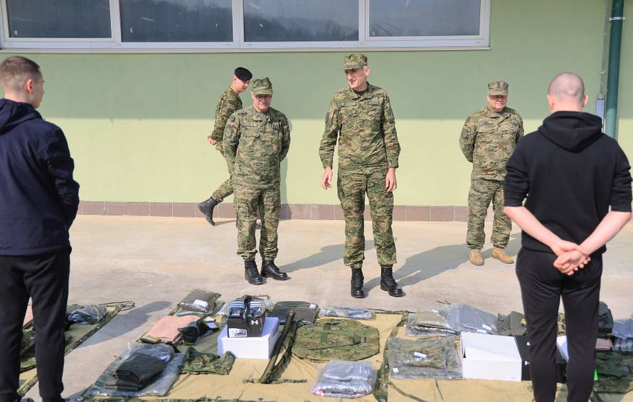 Ministar Anušić i general Kundid na prvom danu TVO-a na Slunju