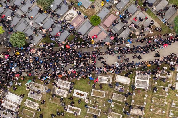 Sarajevo: Pogled iz zraka na posljednji ispraćaj Halida Bešlića na gradskom groblju Bare