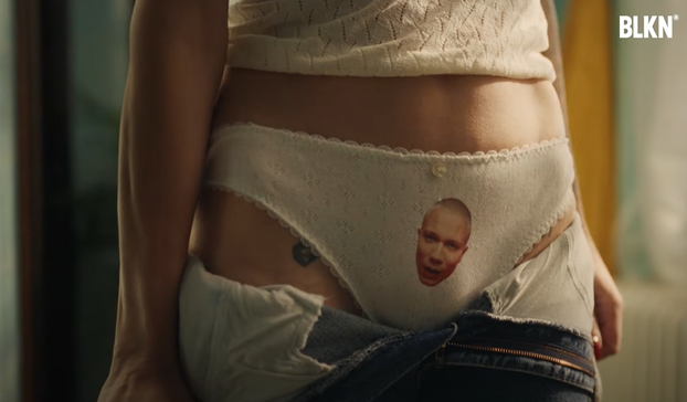 FOTO Relja i Nikolija šokirali publiku bizarnim spotom: 'Pa kao da im držimo svijeću...'