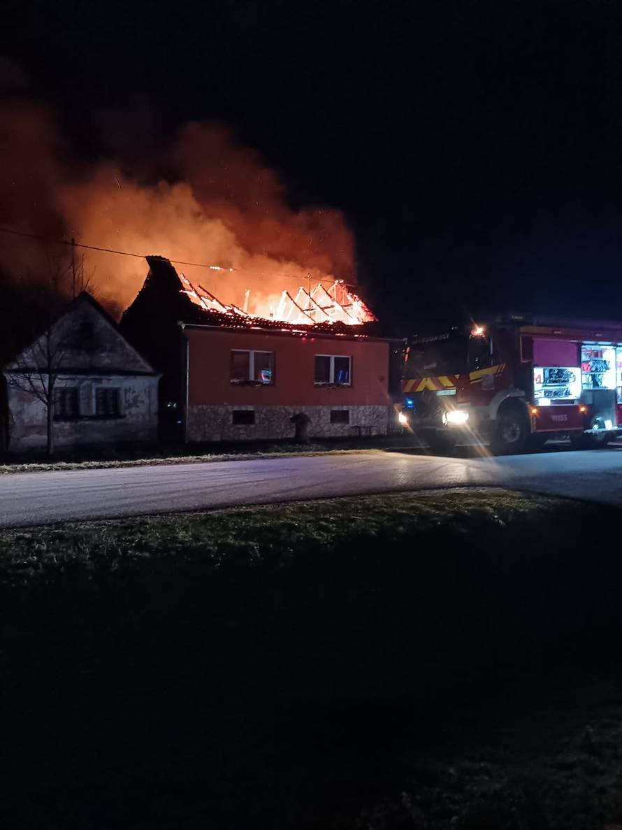 FOTO Užas kraj Slavonskog Broda: 'Žena je sama pokušala spasiti kuću, ali sve je izgorjelo'