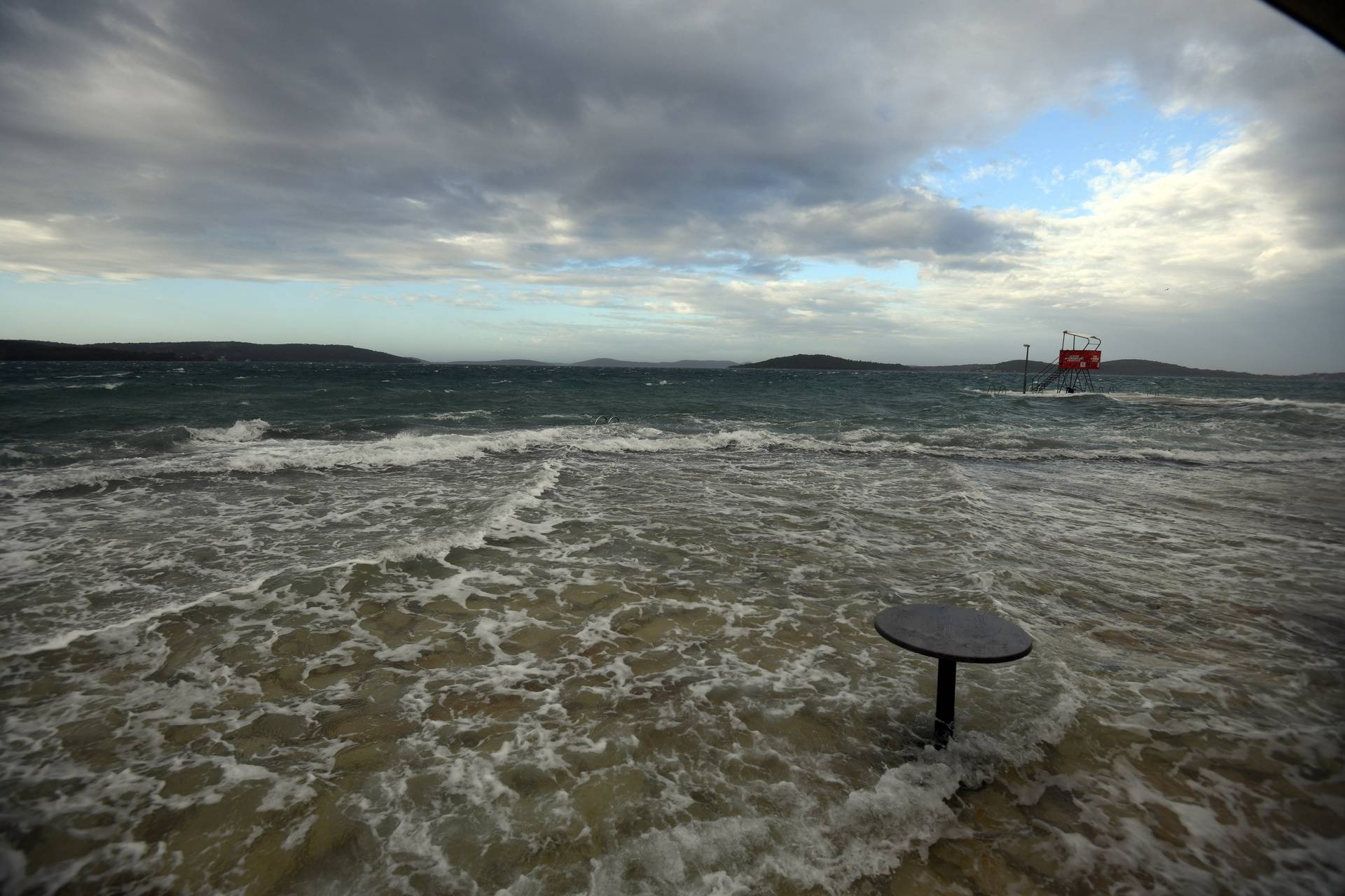 Šibenik: Jako jugo i plima poplavili Jadriju 